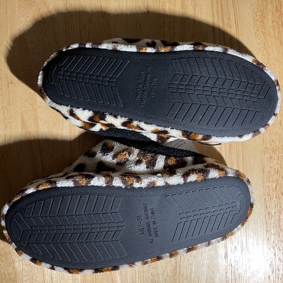 NWT Women's Just Be Cheetah Clog Style Slippers 
Size Medium 7 To 8 - Picture 2 of 3